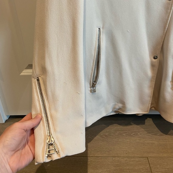 Aritzia Wilfred button up coat - Picture 7 of 7